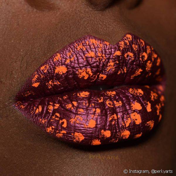 O batom vinho fica ainda mais caprichado com a mistura do batom laranjada na lip art de manchinhas (Foto: Instagram @perkyarts)